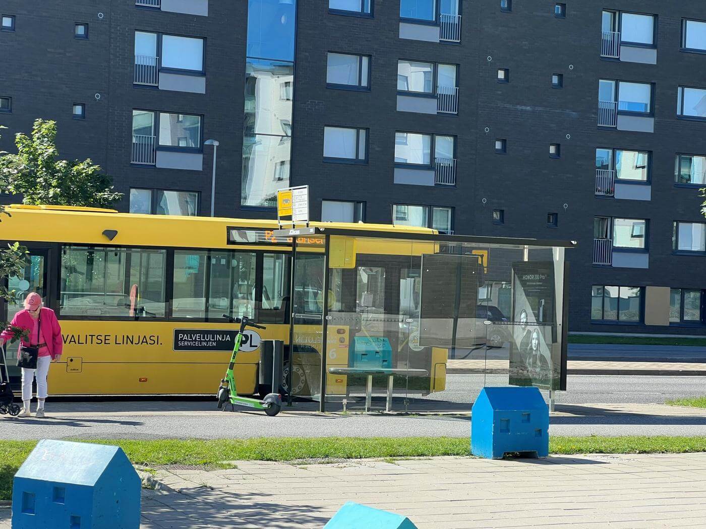 Bussen stannar vid Skanssis hållplats.