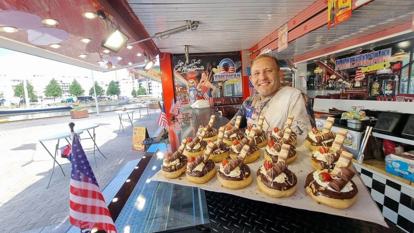 En man säljer donuts