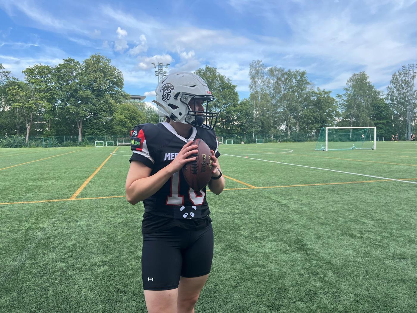 Matilda Berndtsson med en amerikansk fotboll i händerna.