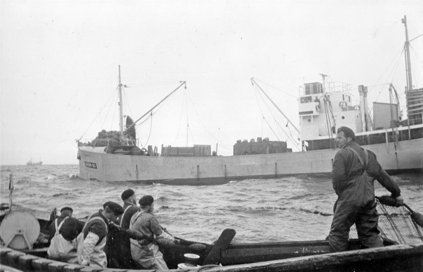 ett svartvitt foto av ett fiskefartyg