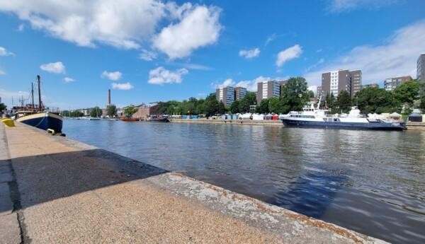 Västra Strandgatan sedd från andra sidan ån.