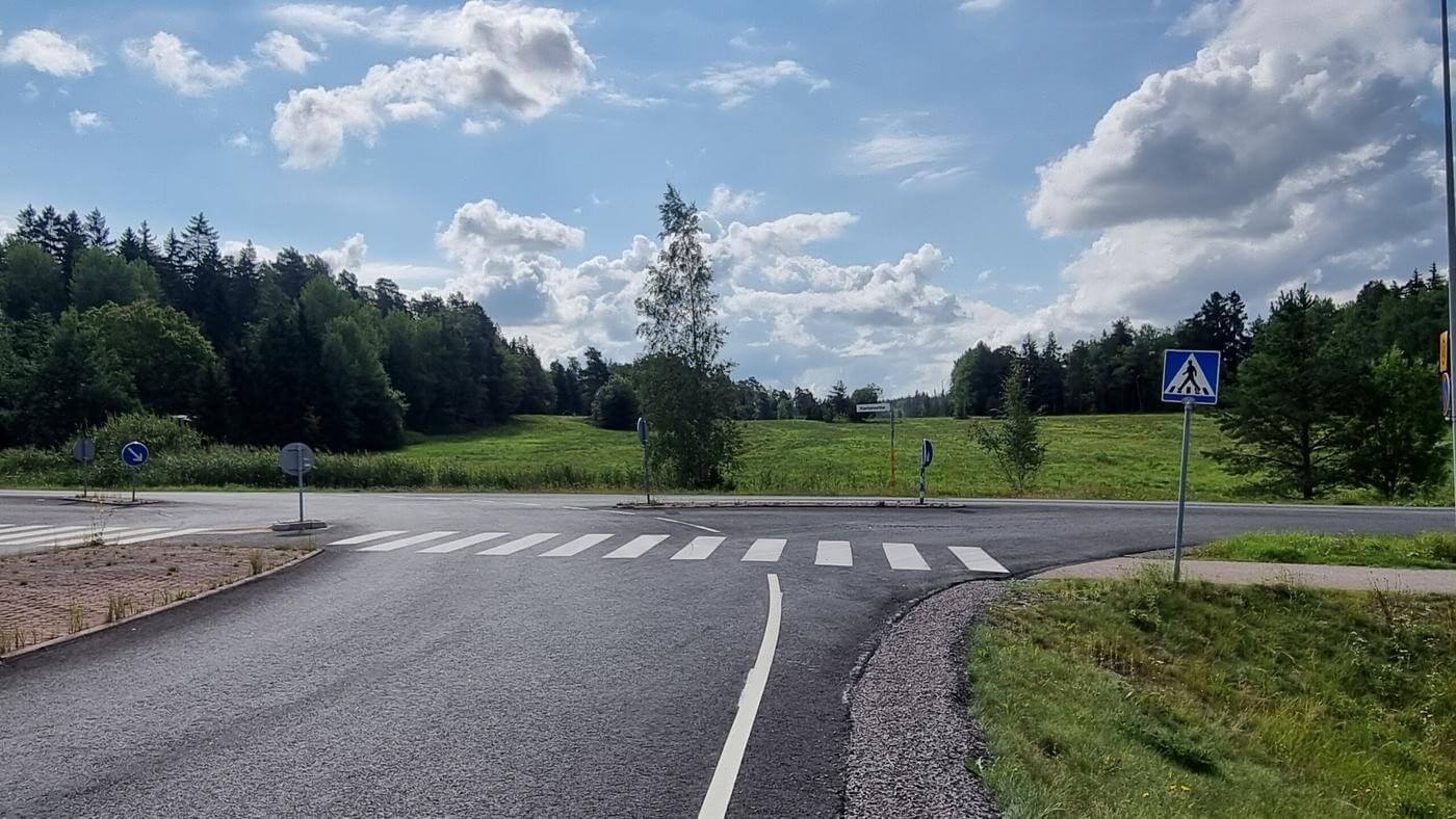 väg som slutar vid grön åker i en t-korsning