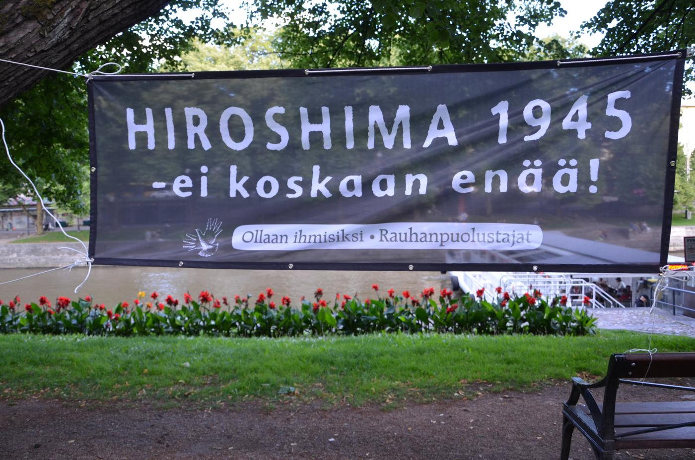 Banderoll som lyder "Hiroshima 1945 - ei koskaan enää!"