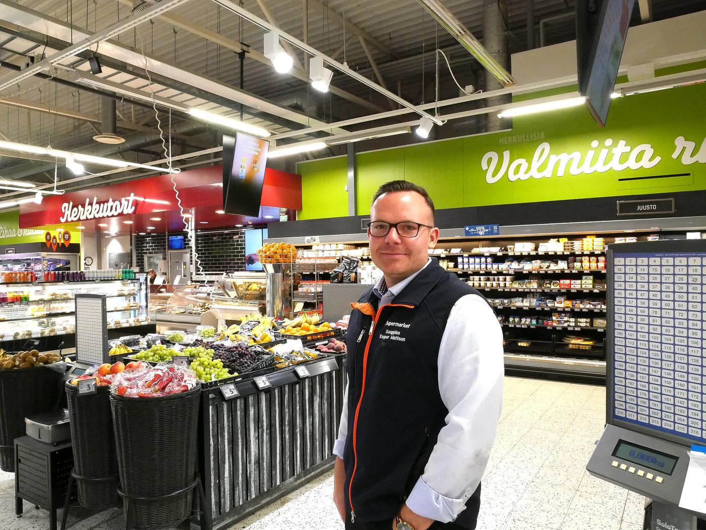 Kasper Mattsson i K-supermarketaffär.