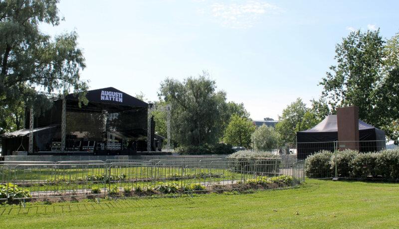 En scen i en grön park i Ekenäs. Framför scenen är flera stängsel uppsatta.