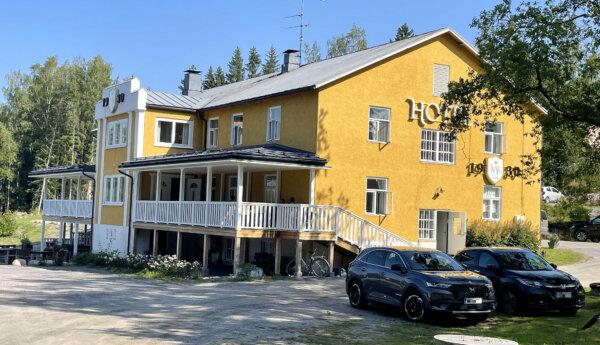 Stor gul hotell/restaurangbyggnad.