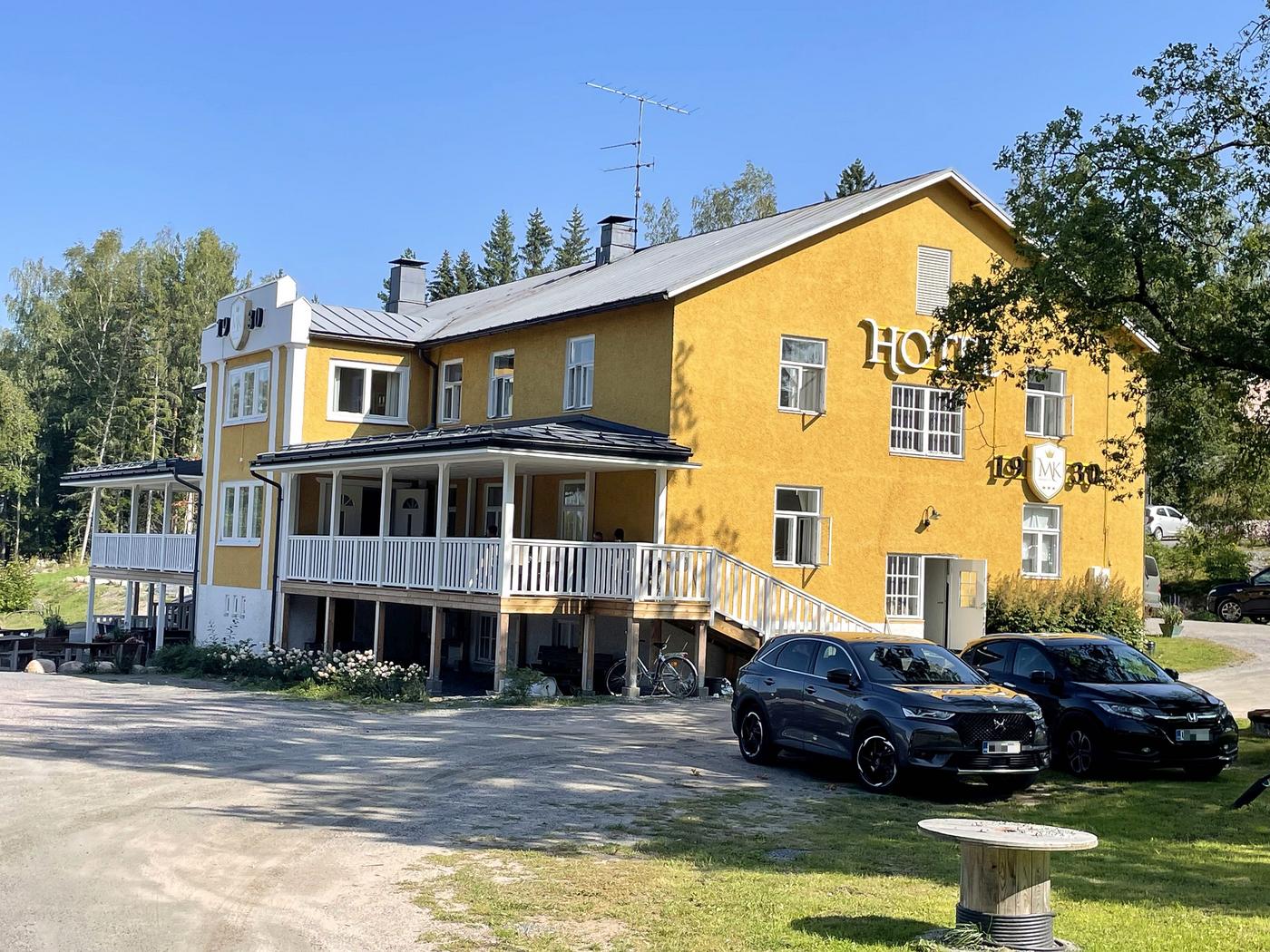 Stor gul hotell/restaurangbyggnad.