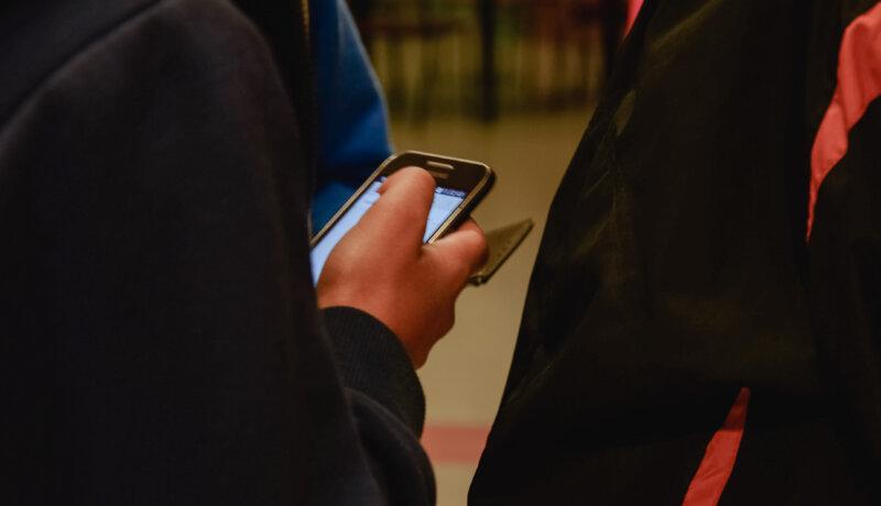 Person med mobiltelefon.