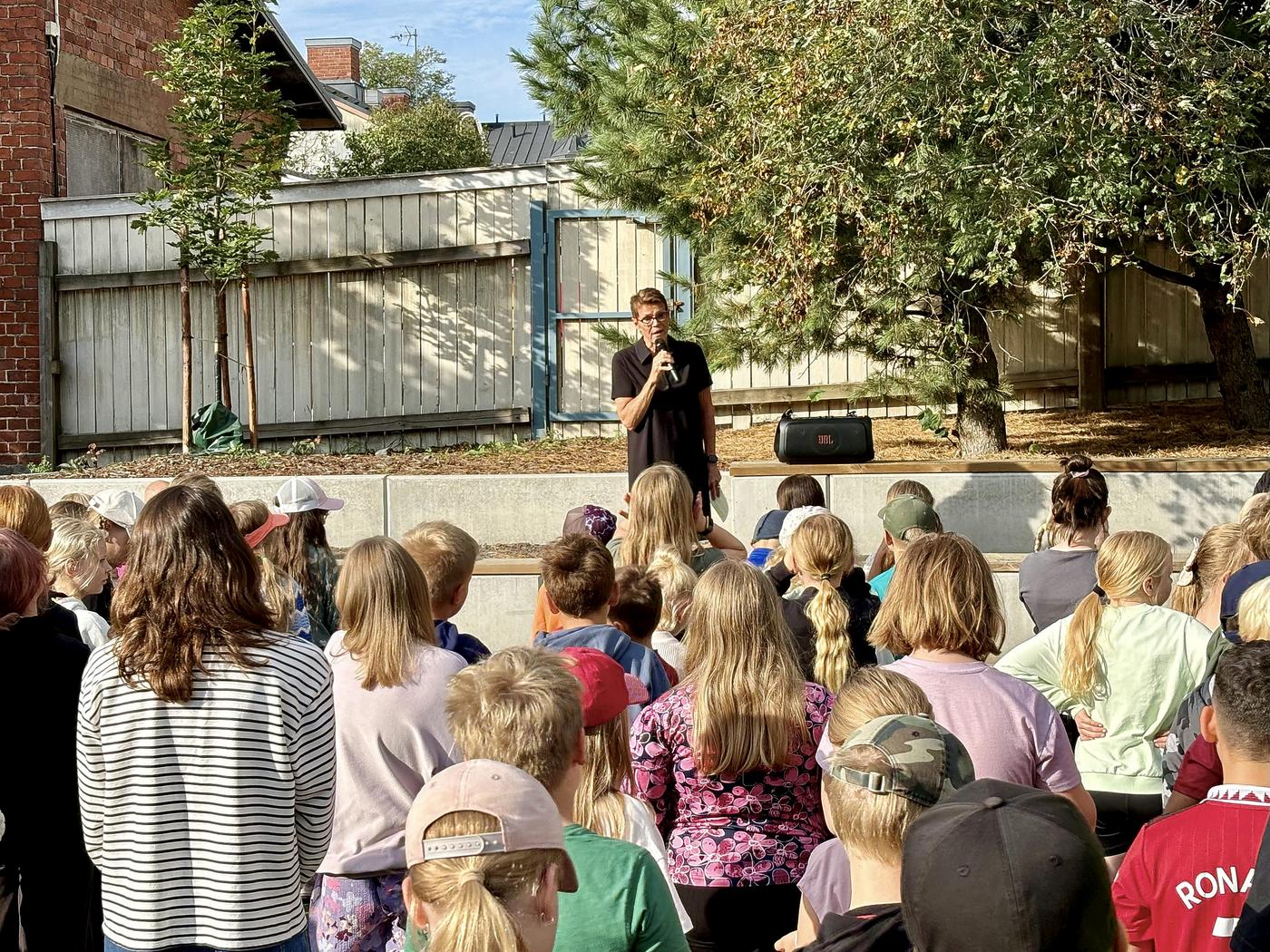 samling med elever på en skolgård