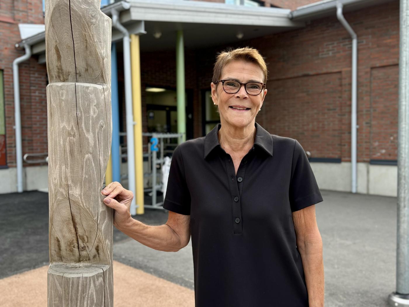 kvinnlig rektor utanför skola