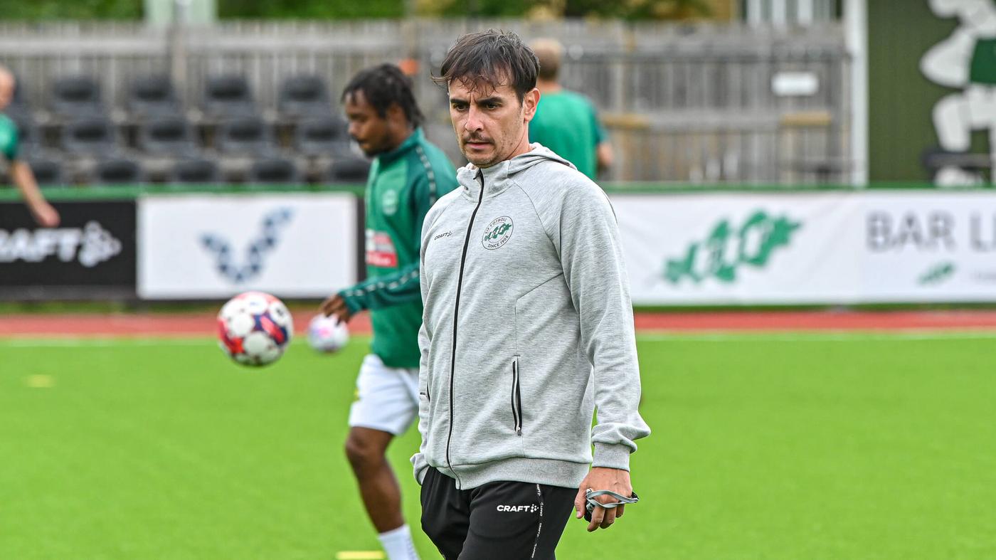 Tränare på fotbollsplan.