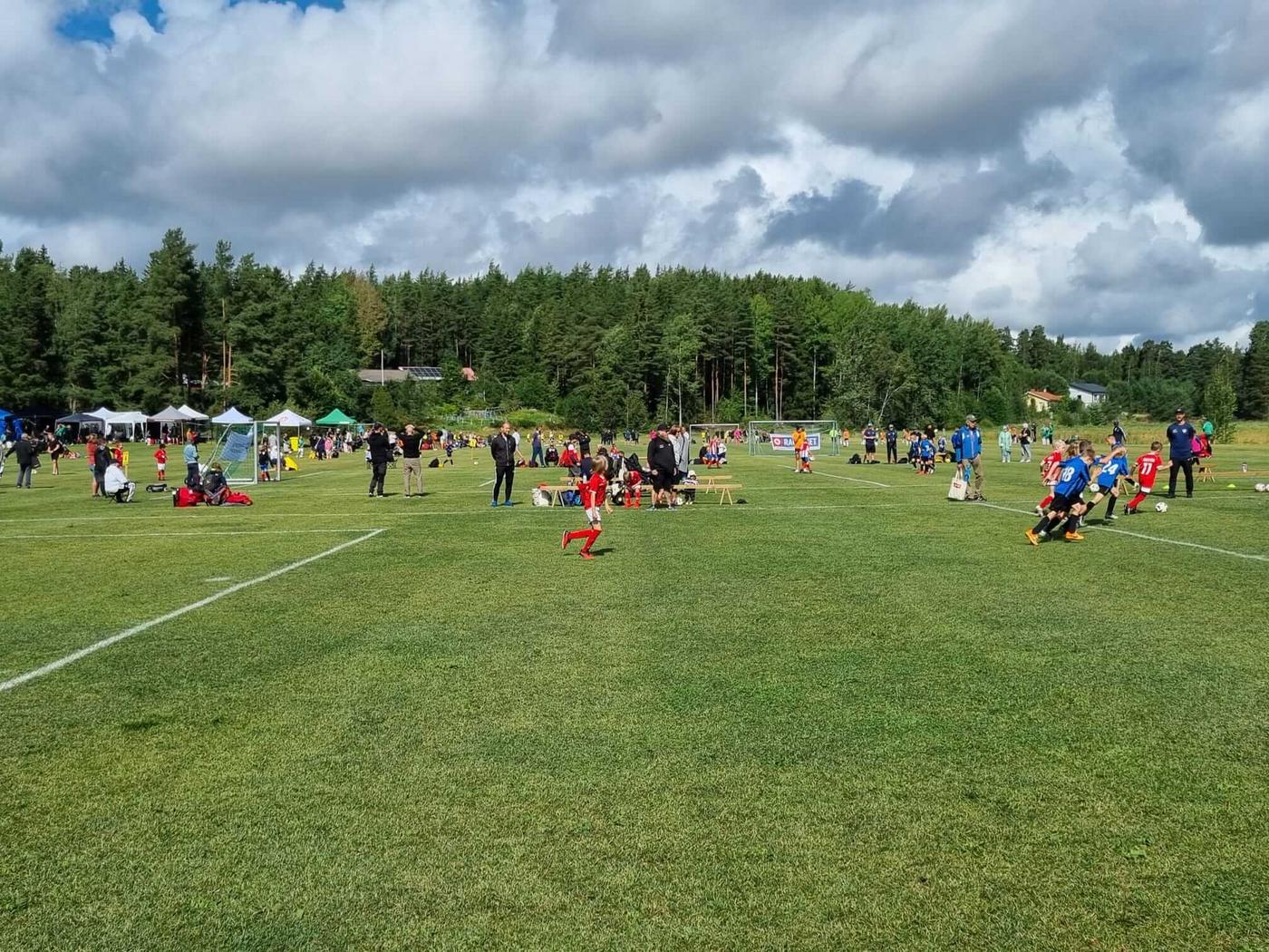 ungdomar på fotbollsgräs