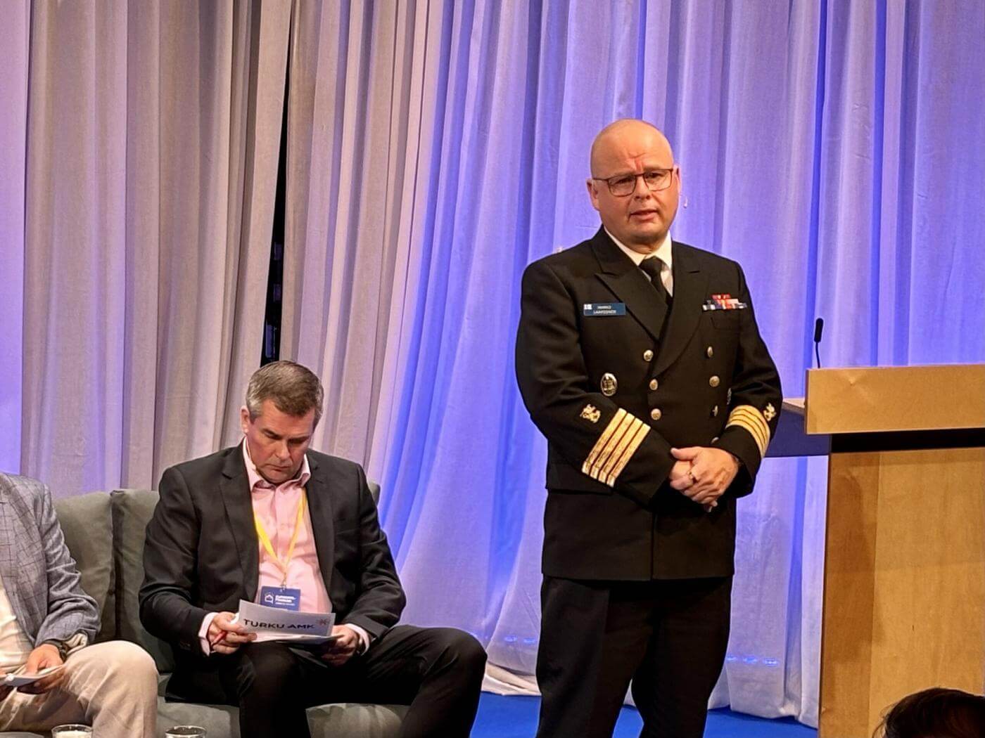 militär man talar