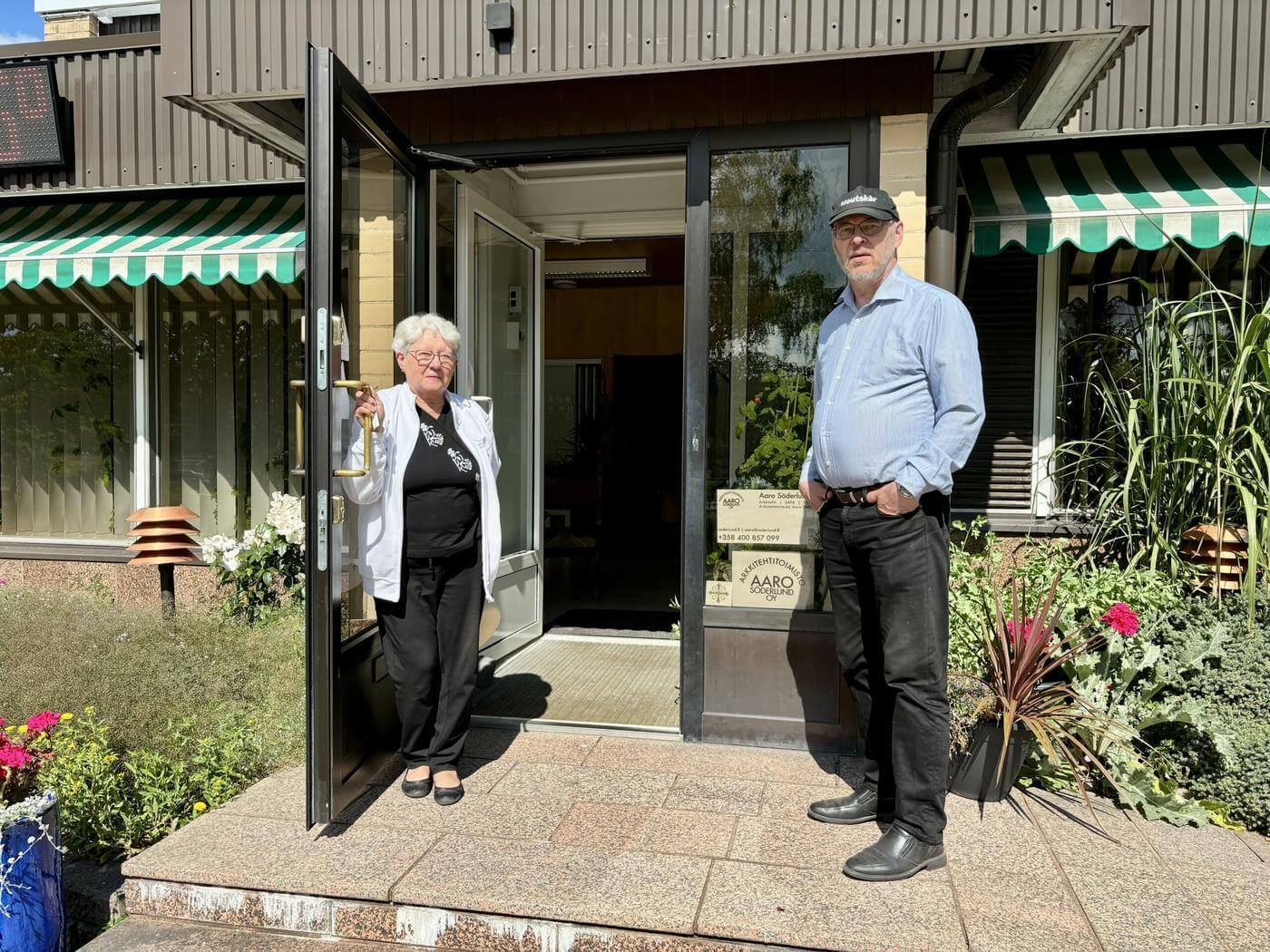 ett par framför en gammal bankbyggnad