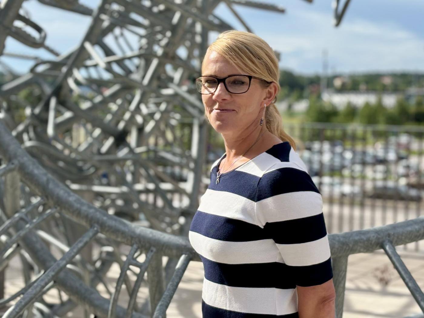 kvinna med landskap i bakgrunden