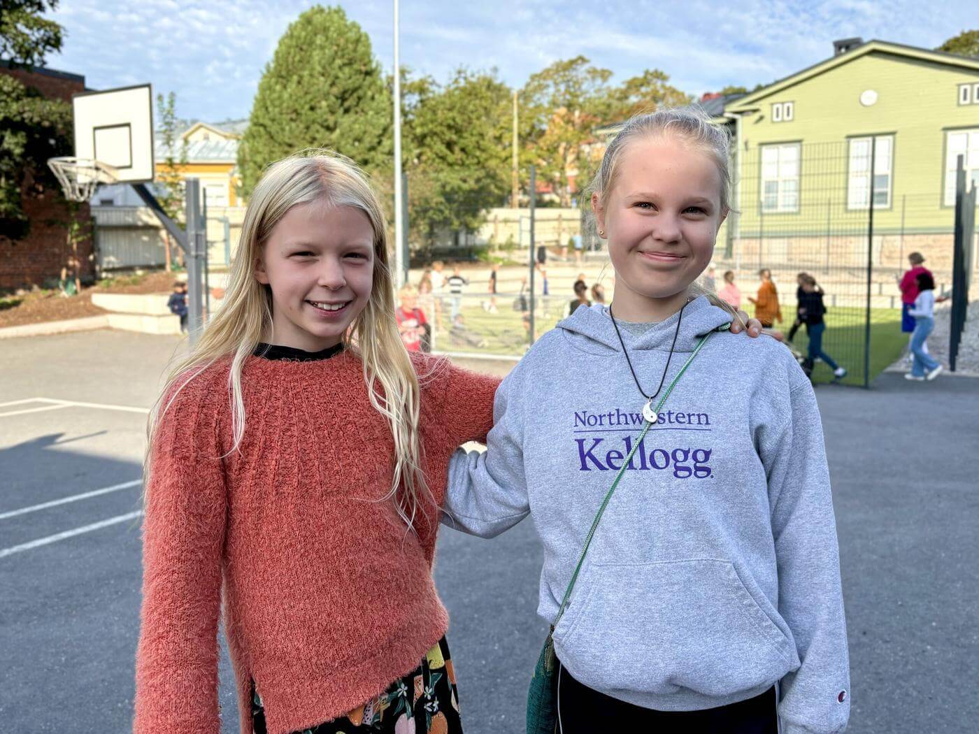 två elever på en skolgård