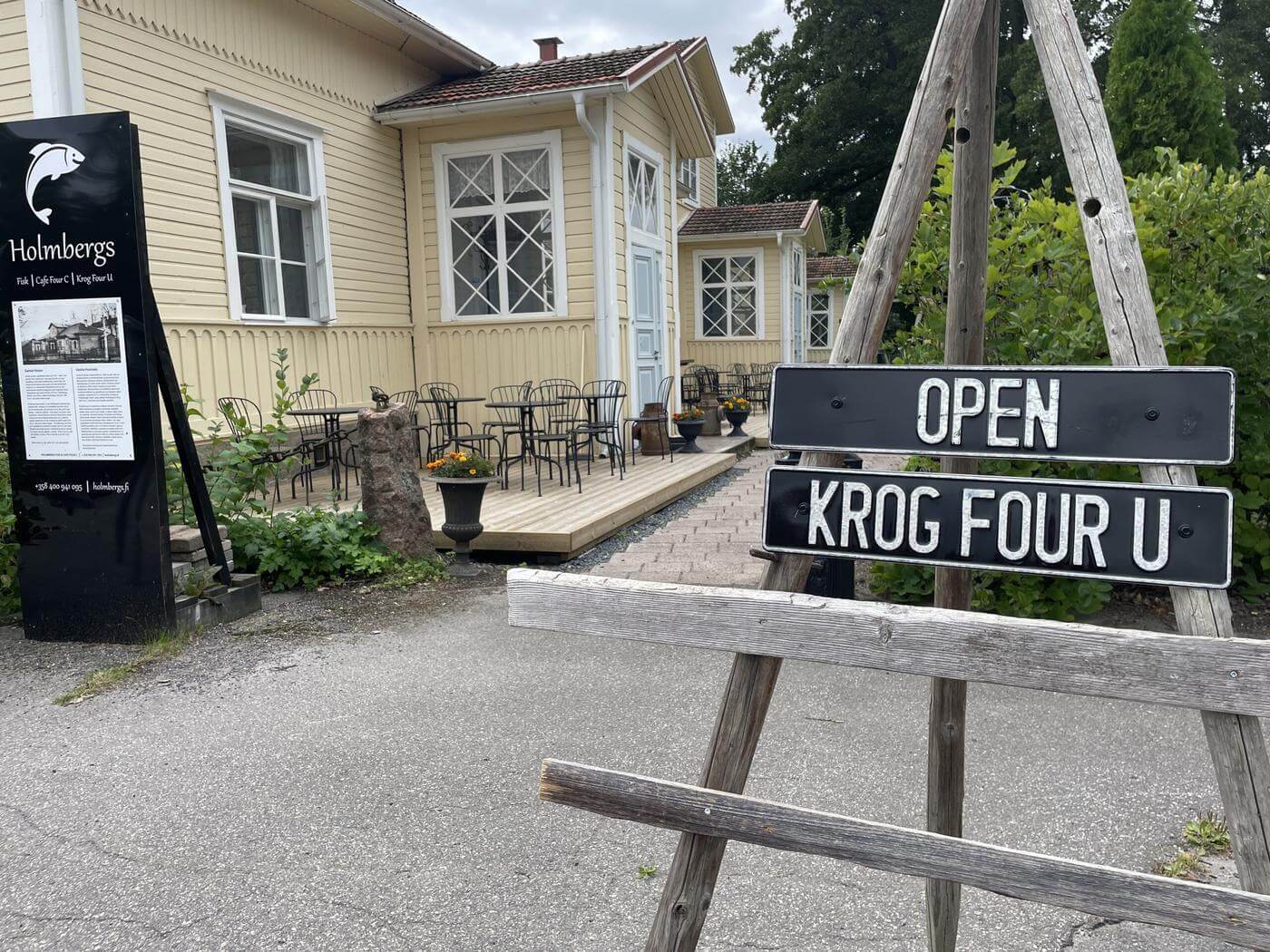 Ingången till ett kafé inrymt i gammal träbyggnad