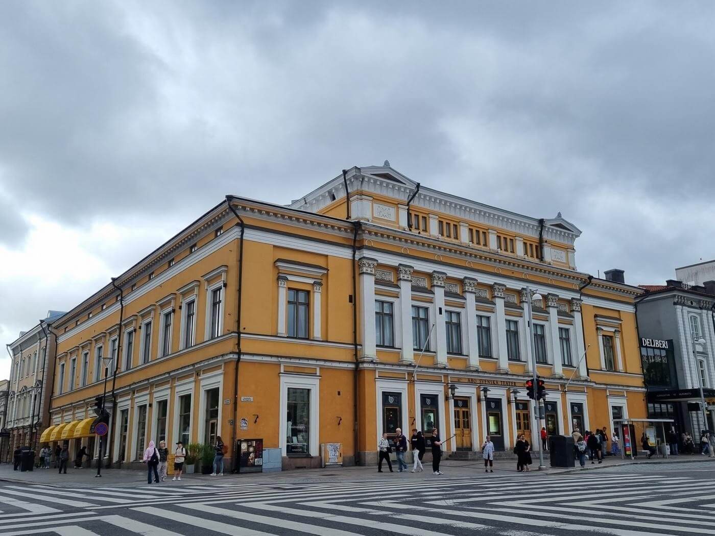 ett stort gukt hus vid en gatukorsning