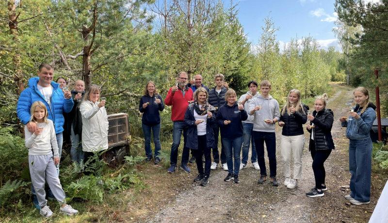 en grupp skålar på en skogsväg