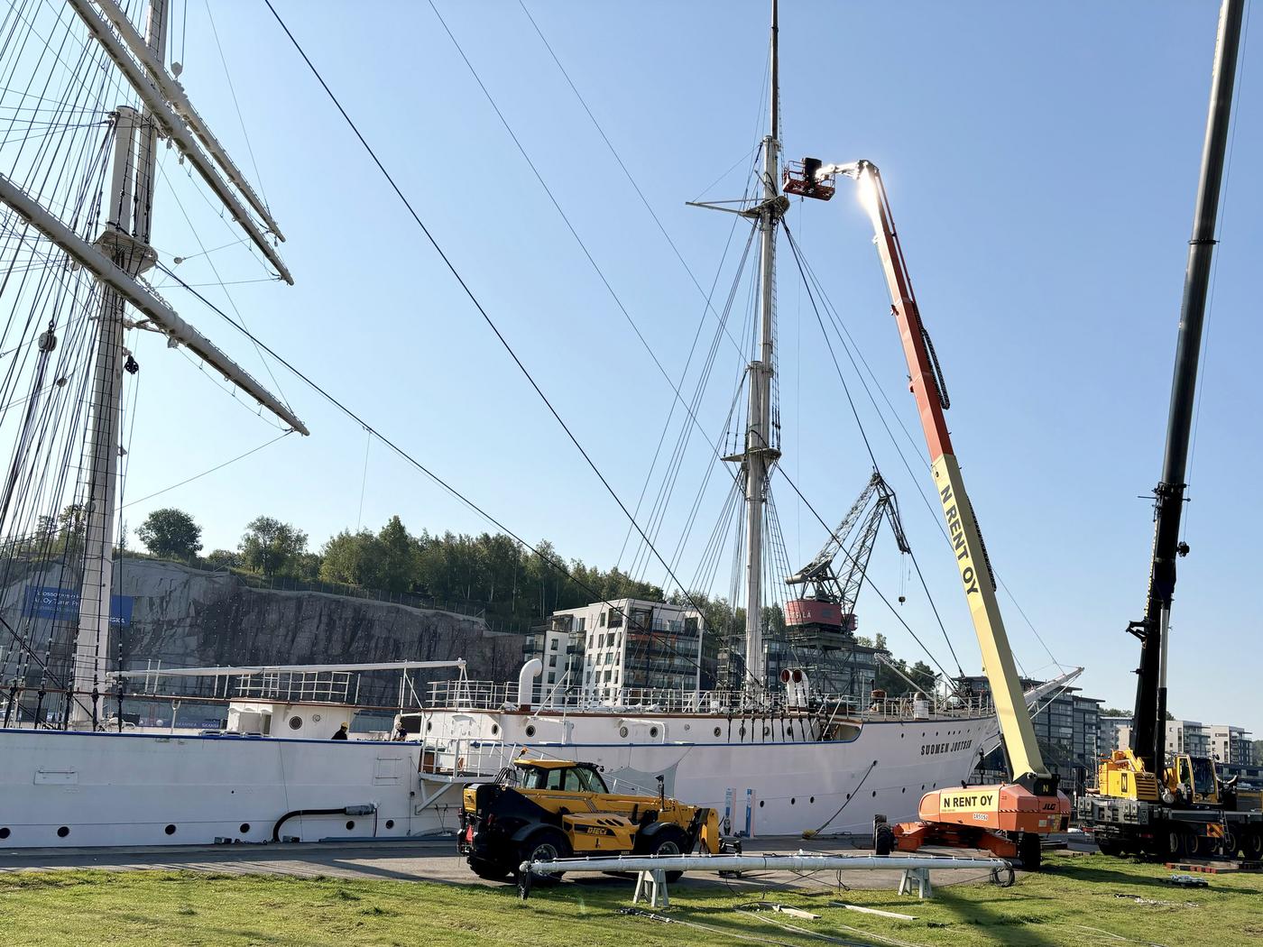 Kranar tar ner en mast på ett fartyg