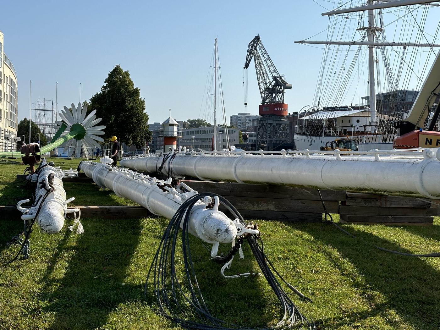 delar av en mast på marken