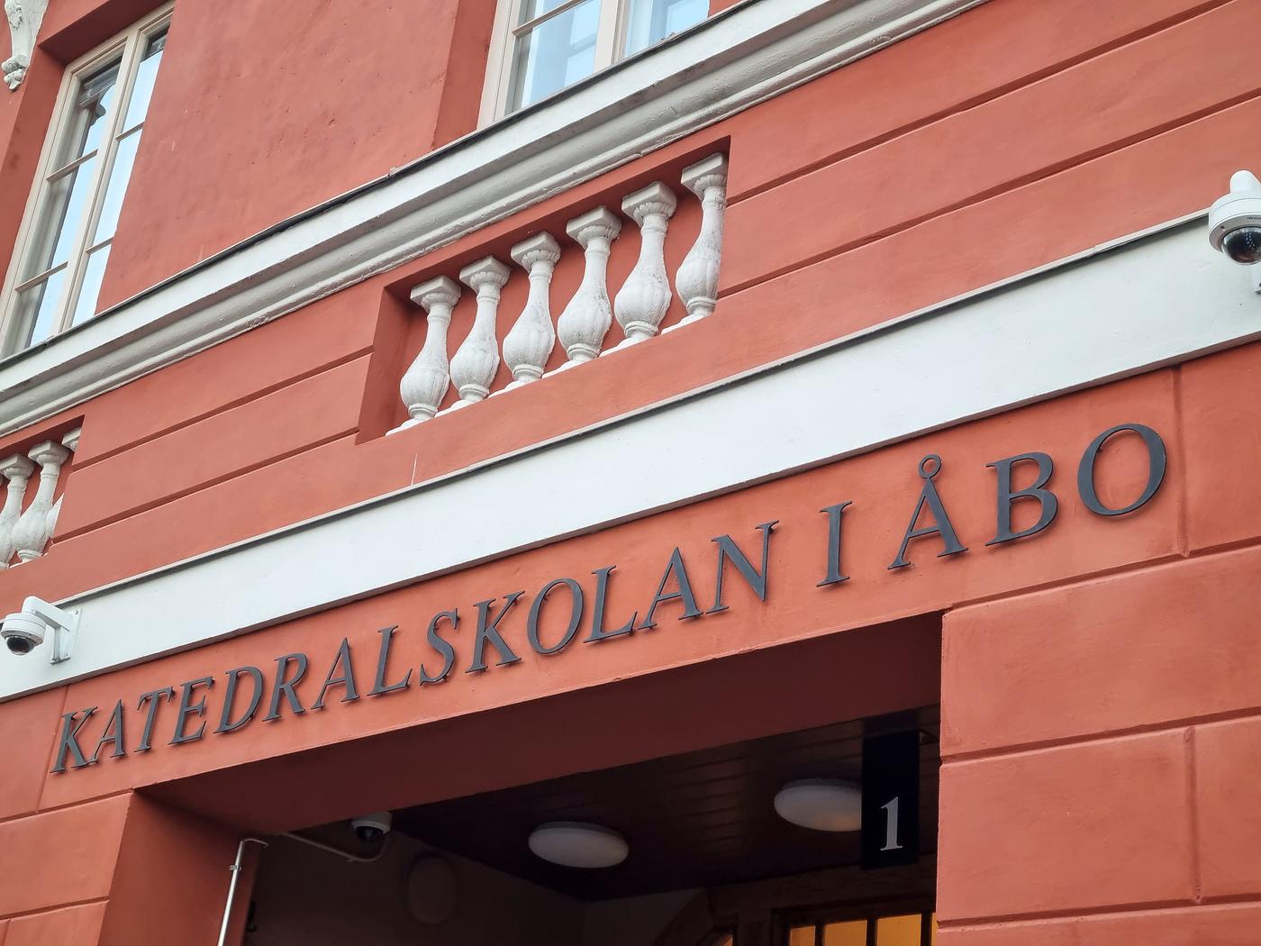 Ingången till gymnasiet Katedralskolan i Åbo