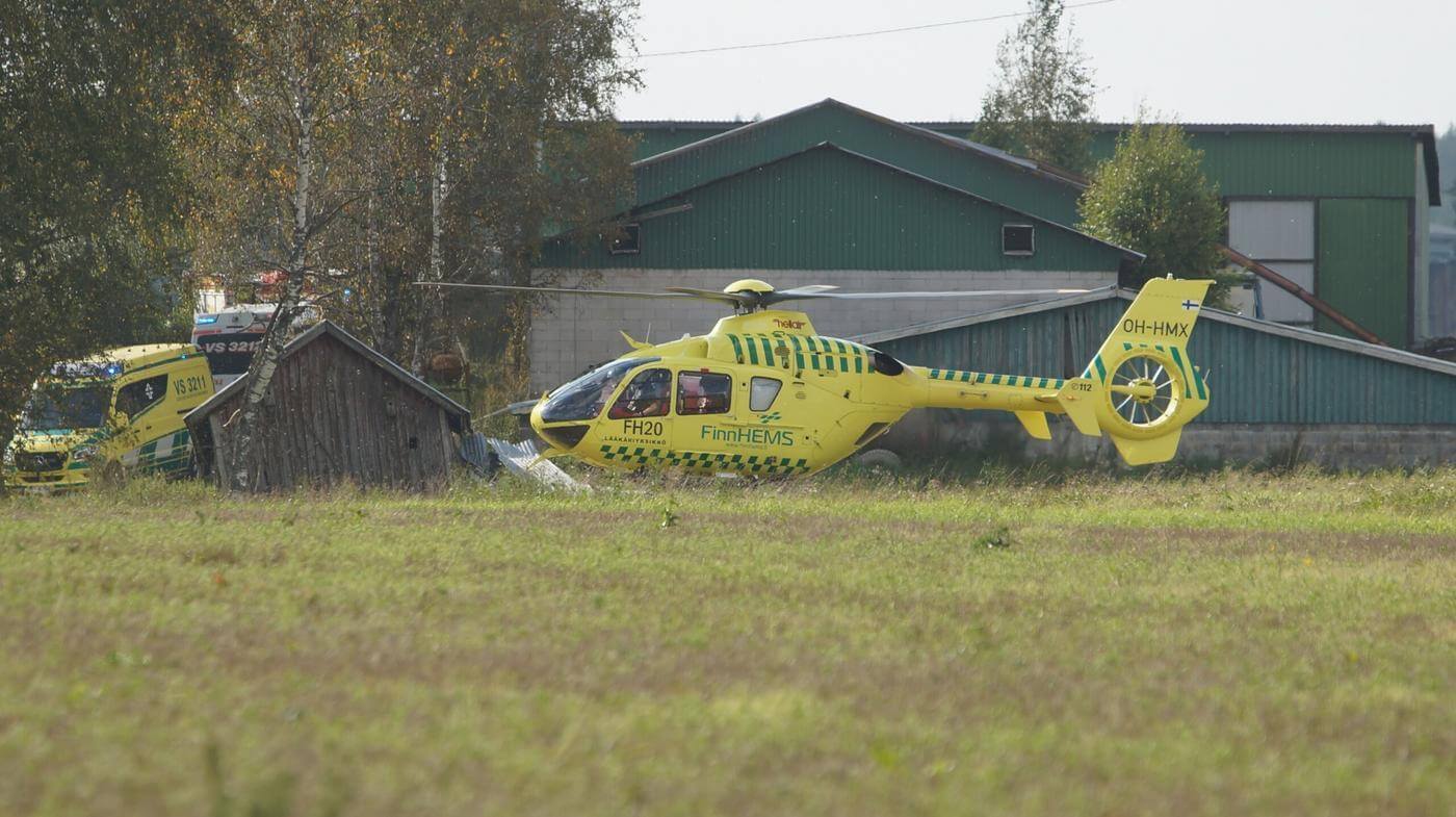 Gul räddningshelikopter på en åker