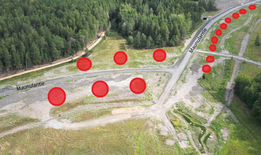 gräs och röda bollar